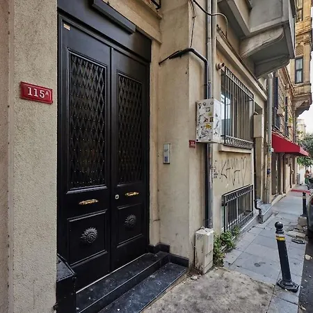 Stunning At Unbeatable Location *