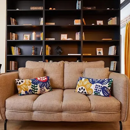 Stunning At Unbeatable Location דירה